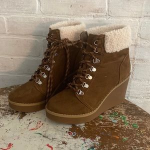 Wedge boot